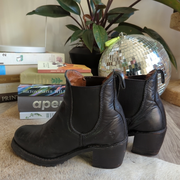 Frye Sabrina Chelsea in Black size 6 - Picture 3 of 7